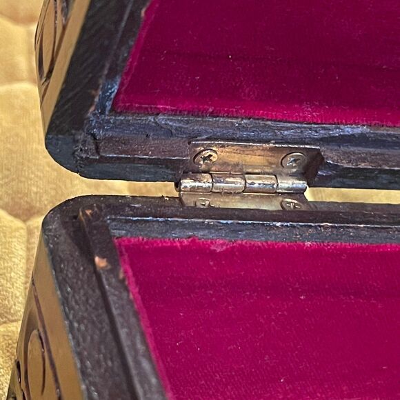 Carved Trinket Box-dark wood w/red felt - Picture 8 of 9